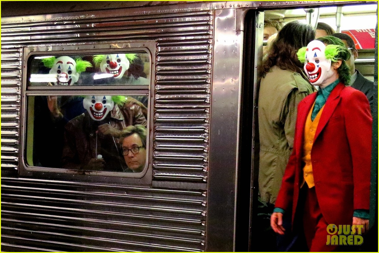 Джокер Хоакин Феникс в метро